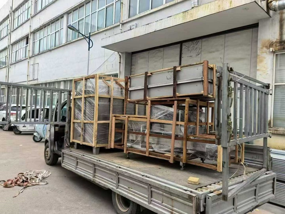 許昌智工100斤電磁炒貨機(jī)和振動篩一套發(fā)往西安